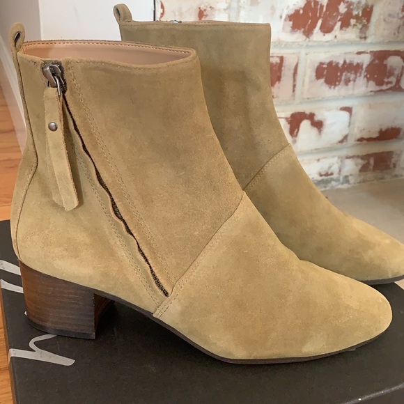 Banana Republic Shoes - 🛵 NWT Banana Republic Women 💯 real suede boots 👢size 8.5